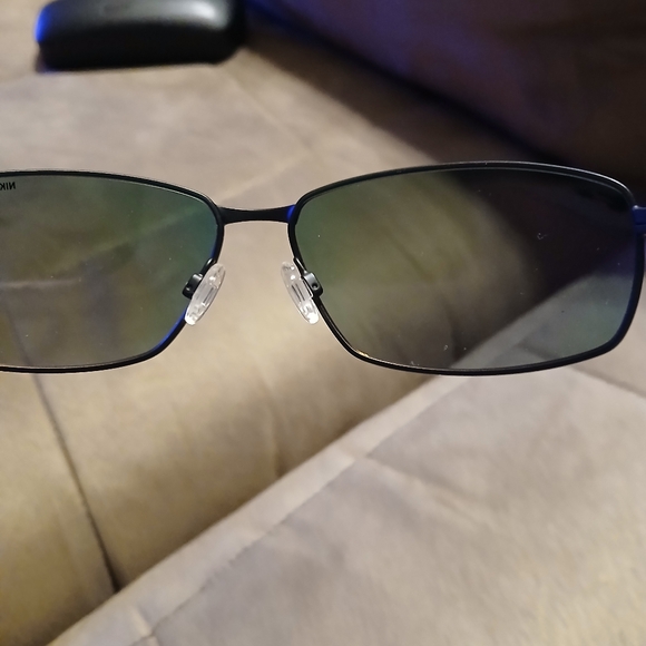 Mens Nike Pivot Six sunglasses black/dark grey with red mirrored lenses 62 - Picture 3 of 5